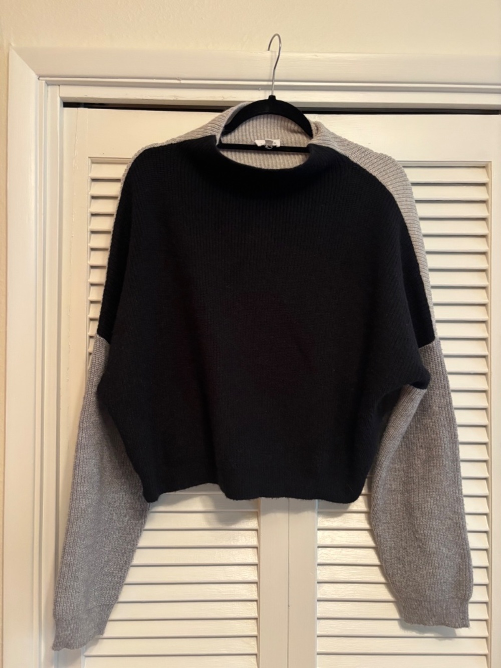 Le Lis Colorblock Silhouette Sweater, Size Medium
